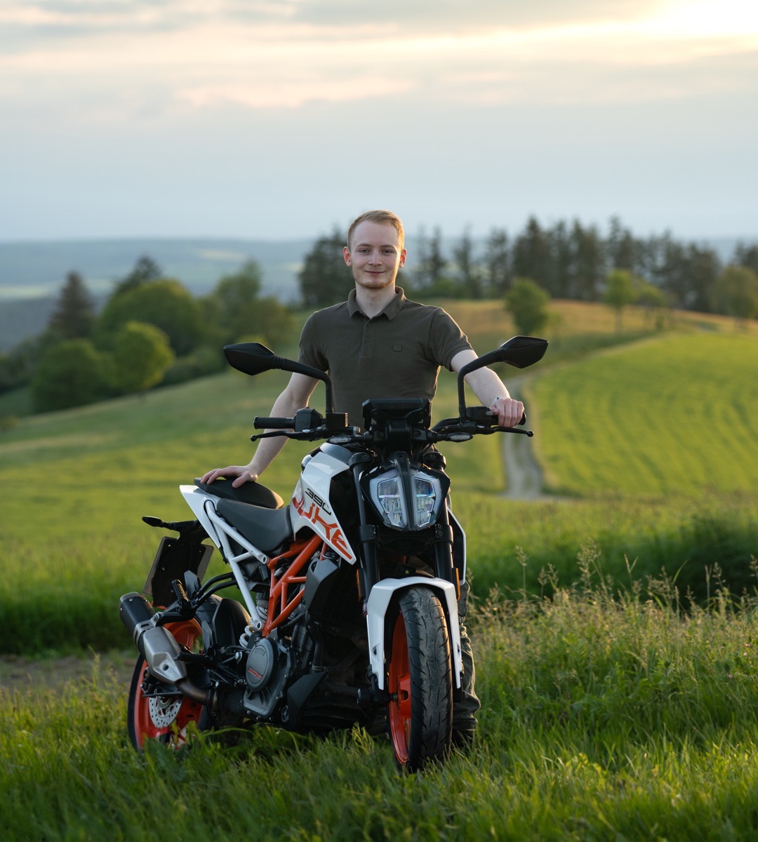 Julius mit seiner KTM Duke 390 am Berg bei Sonnenuntergang